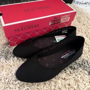 Ballet flat Skechers.